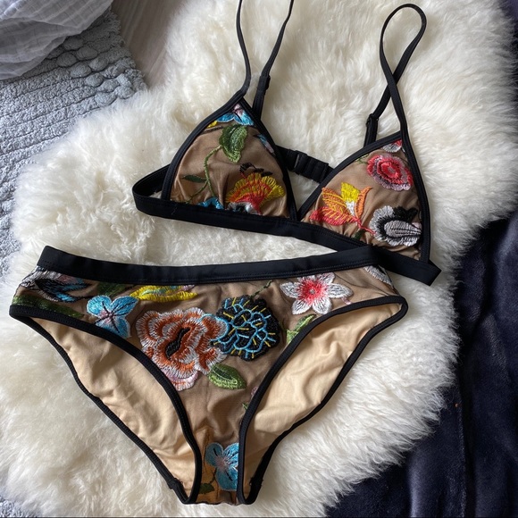 Floral lace bikini - Picture 1 of 4